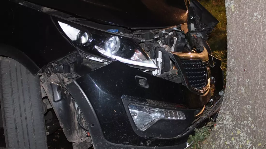 POL-MI: Auto prallt gegen Baum - Fahrer schwer verletzt - Bild: presseportal.de
