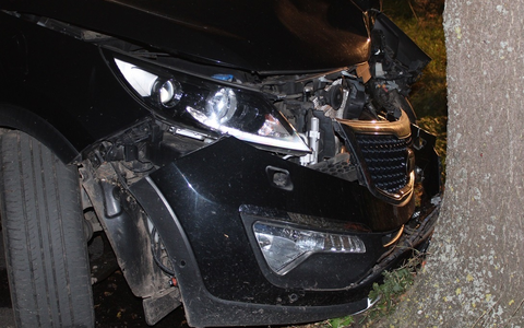 POL-MI: Auto prallt gegen Baum - Fahrer schwer verletzt - Foto: presseportal.de