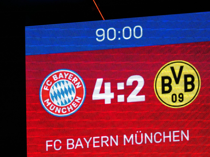 Maximilian Beier (l) köpft das 1:0 für Dortmund.  - Foto: Tom Weller/dpa