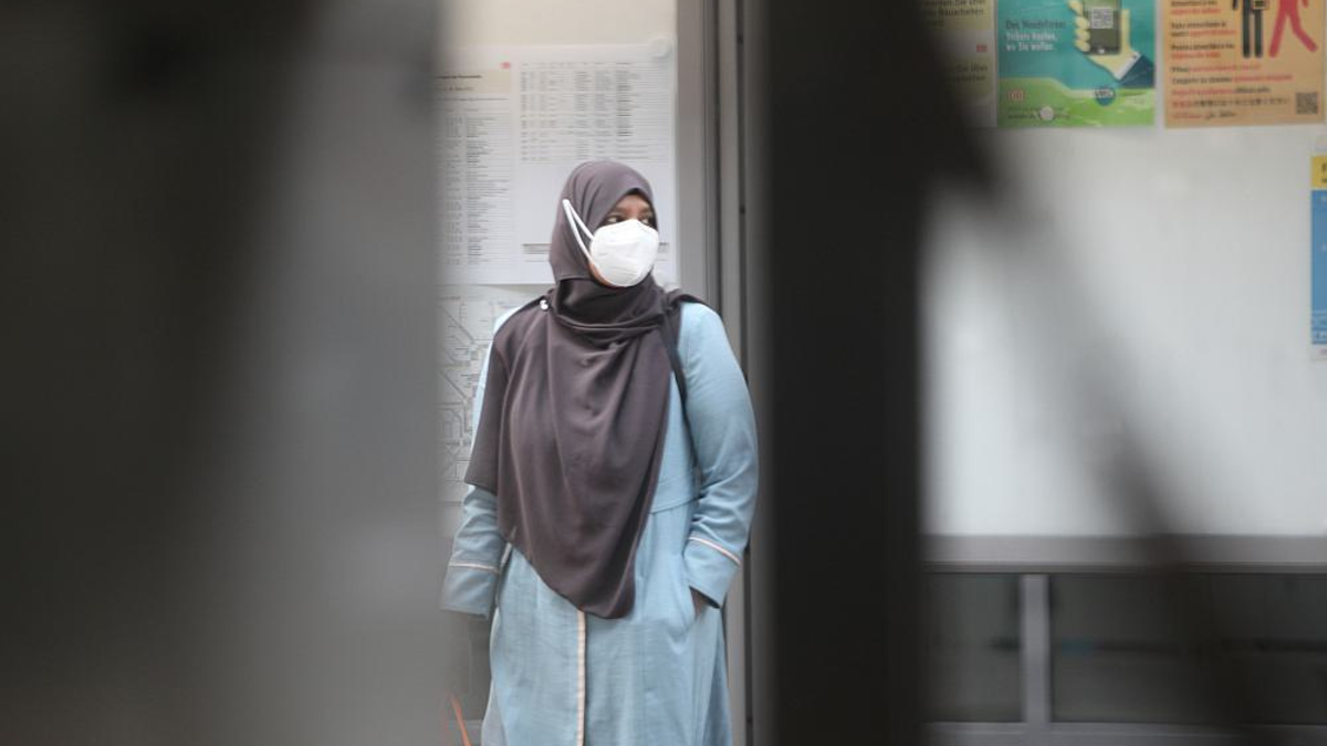 Frau mit Schleier und FFP-2-Maske (Archiv) - Foto: über dts Nachrichtenagentur