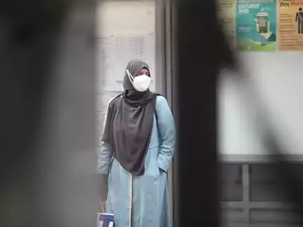 Frau mit Schleier und FFP-2-Maske (Archiv) - Foto: über dts Nachrichtenagentur