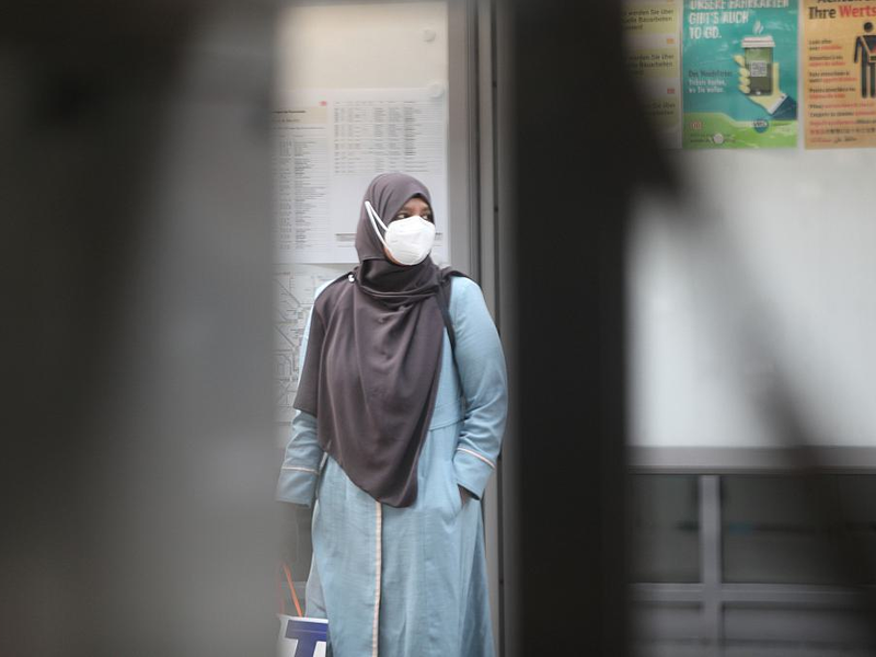 Frau mit Schleier und FFP-2-Maske (Archiv) - Foto: über dts Nachrichtenagentur