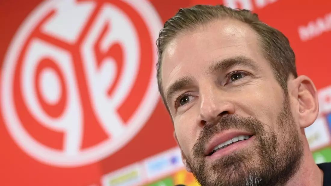 Jan Siewert, Interimstrainer vom 1. FSV Mainz 05, sitzt während der Pressekonferenz auf dem Podium. - Bild: Arne Dedert/dpa