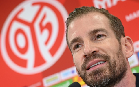 Jan Siewert, Interimstrainer vom 1. FSV Mainz 05, sitzt während der Pressekonferenz auf dem Podium. - Foto: Arne Dedert/dpa Jan Siewert, Interimstrainer vom 1. FSV Mainz 05, sitzt während der Pressekonferenz auf dem Podium. - Foto: Arne Dedert/dpa