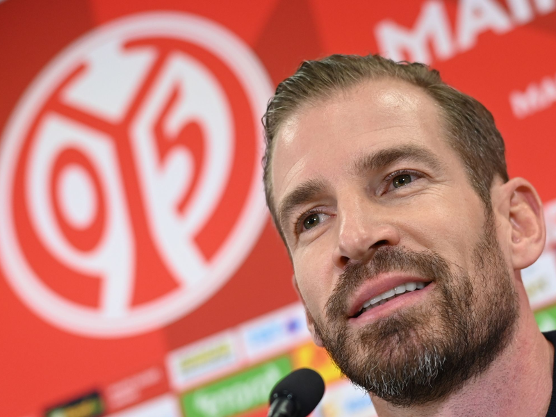 Jan Siewert, Interimstrainer vom 1. FSV Mainz 05, sitzt während der Pressekonferenz auf dem Podium. - Foto: Arne Dedert/dpa