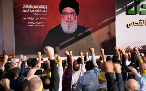 Anhänger der vom Iran unterstützten Hisbollah erheben in Beirut ihre Fäuste und jubeln, als Hisbollah-Führer Hassan Nasrallah während einer Kundgebung zum Gedenken an in den vergangenen Wochen getötete Hisbollah-Kämpfer über eine Videoverbindung erscheint. - Foto: Hussein Malla/AP