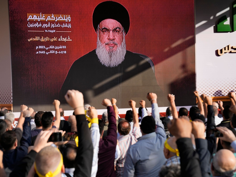 Anhänger der vom Iran unterstützten Hisbollah erheben in Beirut ihre Fäuste und jubeln, als Hisbollah-Führer Hassan Nasrallah während einer Kundgebung zum Gedenken an in den vergangenen Wochen getötete Hisbollah-Kämpfer über eine Videoverbindung erscheint. - Foto: Hussein Malla/AP