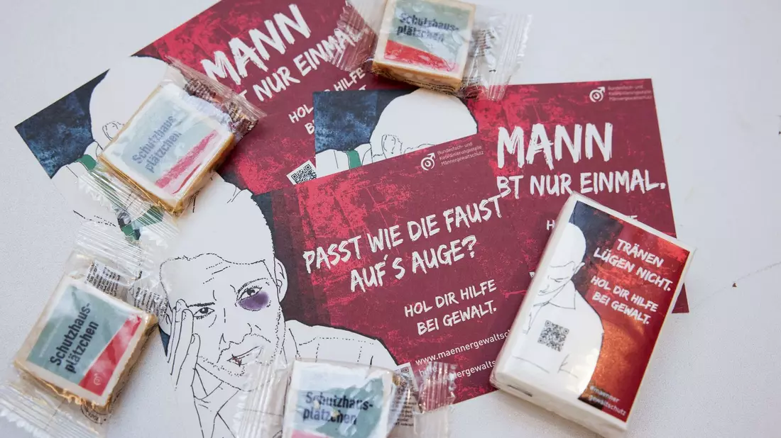 Info-Flyer bei der Vorstellung der Nutzungsstatistik der Männergewaltschutzeinrichtungen in Deutschland. - Bild: Joerg Carstensen/dpa