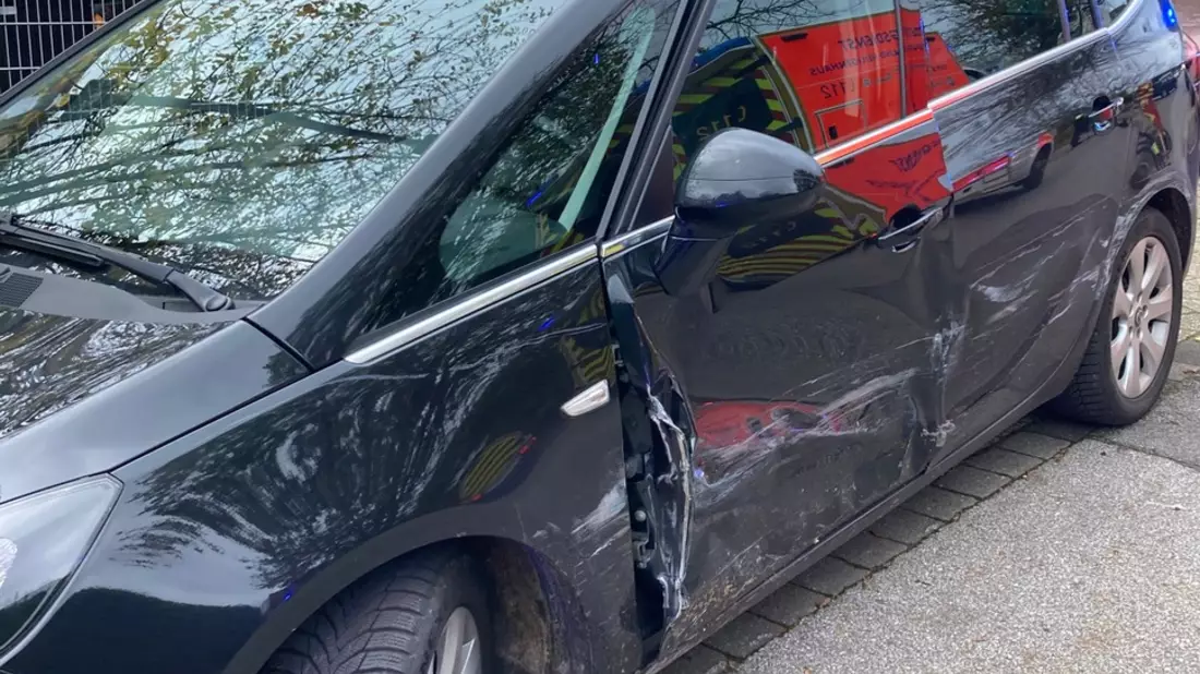 POL-ME: Mit Schuh am Gaspedal verklemmt: 86-Jähriger verursacht Unfall mit hohem Sachschaden - Heiligenhaus - 2311010 - Bild: presseportal.de
