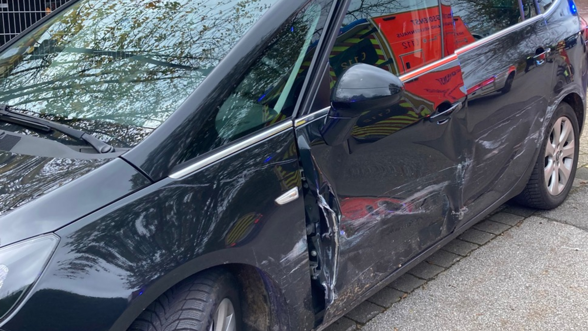 POL-ME: Mit Schuh am Gaspedal verklemmt: 86-Jähriger verursacht Unfall mit hohem Sachschaden - Heiligenhaus - 2311010 - Foto: presseportal.de