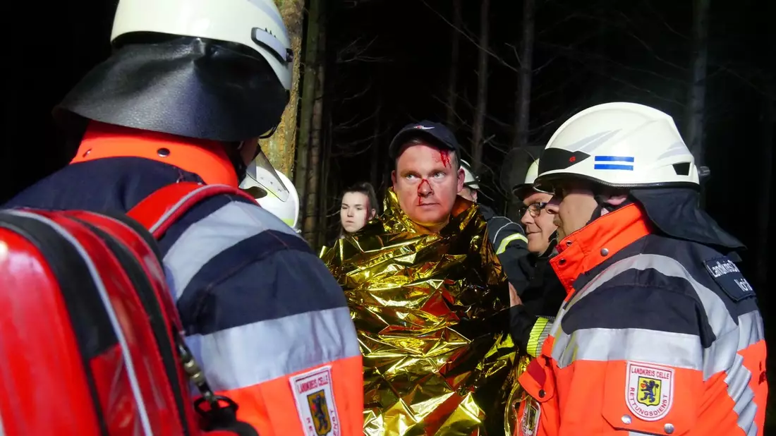 FW Celle: Feuerwehr und Rettungsdienst üben in Hustedt unter realistischen Bedingungen! - Bild: presseportal.de