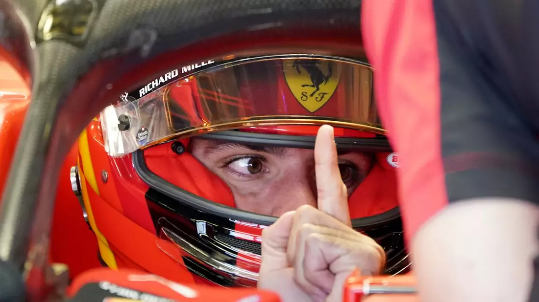 Setzte sich im einzigen Freien Training in Brasilien durch: Ferrari-Pilot Carlos Sainz. - Bild: Tomas Stargardter/AP/dpa/Archivbild