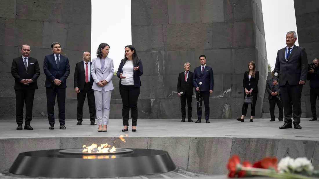 Außenministerin Annalena Baerbock und Edita Gsojan (r), Direktorin der Stiftung «Institut des Völkermordmuseums Armeniens» stehen gemeinsam an der ewigen Flamme. Die Gedenkstätte Zizernakaberd erinnert an den Völkermord an Armeniern von 1915. - Bild: Hannes P. Albert/dpa