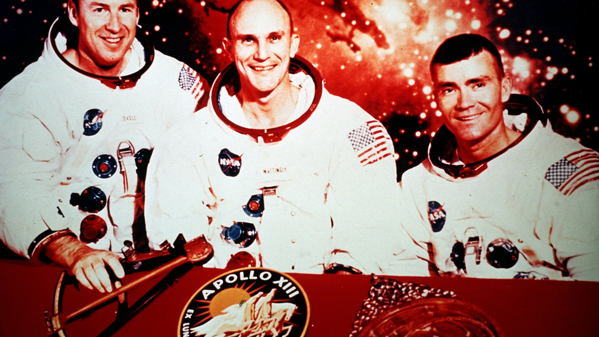 Ursprünglich sollten v.l. Jim Lovell, Thomas Mattingly und Fred Haise mit der Apollo 13-Kapsel fliegen. Kurz vor dem Start wurde Mattingly wegen des Verdachts auf Masern durch John Swigert ersetzt. Die Apollo 13-Mission gehört zu den spektakulärsten Abenteuern der bemannten Raumfahrt. - Foto: dpa