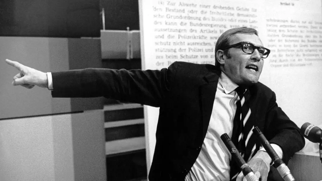 Der «Spiegel»-Herausgeber Rudolf Augstein referiert bei einer Anti-Notstandskundgebung in Frankfurt (1968). - Bild: dpa