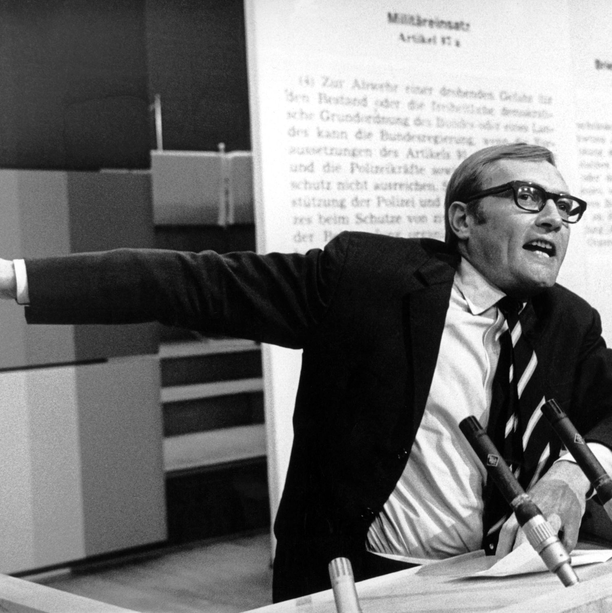 Der «Spiegel»-Herausgeber Rudolf Augstein referiert bei einer Anti-Notstandskundgebung in Frankfurt (1968). - Foto: dpa
