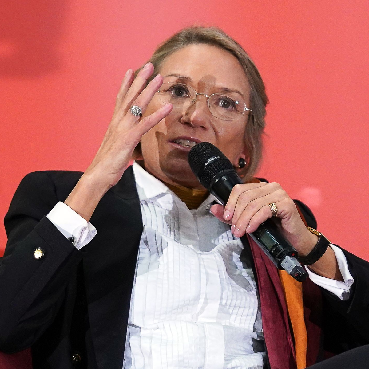 Bundespräsident Frank-Walter Steinmeier (hinten) spricht während der Feierstunde «100 Jahre Rudolf Augstein» im «Spiegel»-Verlagsgebäude. An der Wand: Augsteins Leitsatz. - Foto: Marcus Brandt/dpa