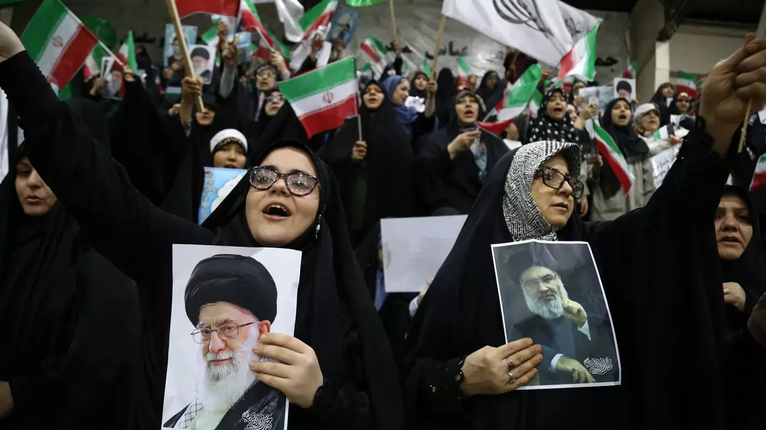 Eine iranische Frau hält ein Porträt des Generalsekretärs der Hisbollah, Hassan Nasrallah. - Bild: Rouzbeh Fouladi/ZUMA Press Wire/dpa