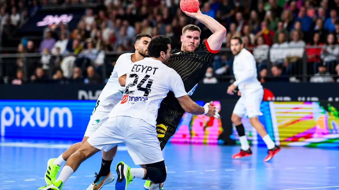 Das DHB-Team um Johannes Golla (r) trennte sich von Ägypten mit 31:31. - Bild: Tom Weller/dpa