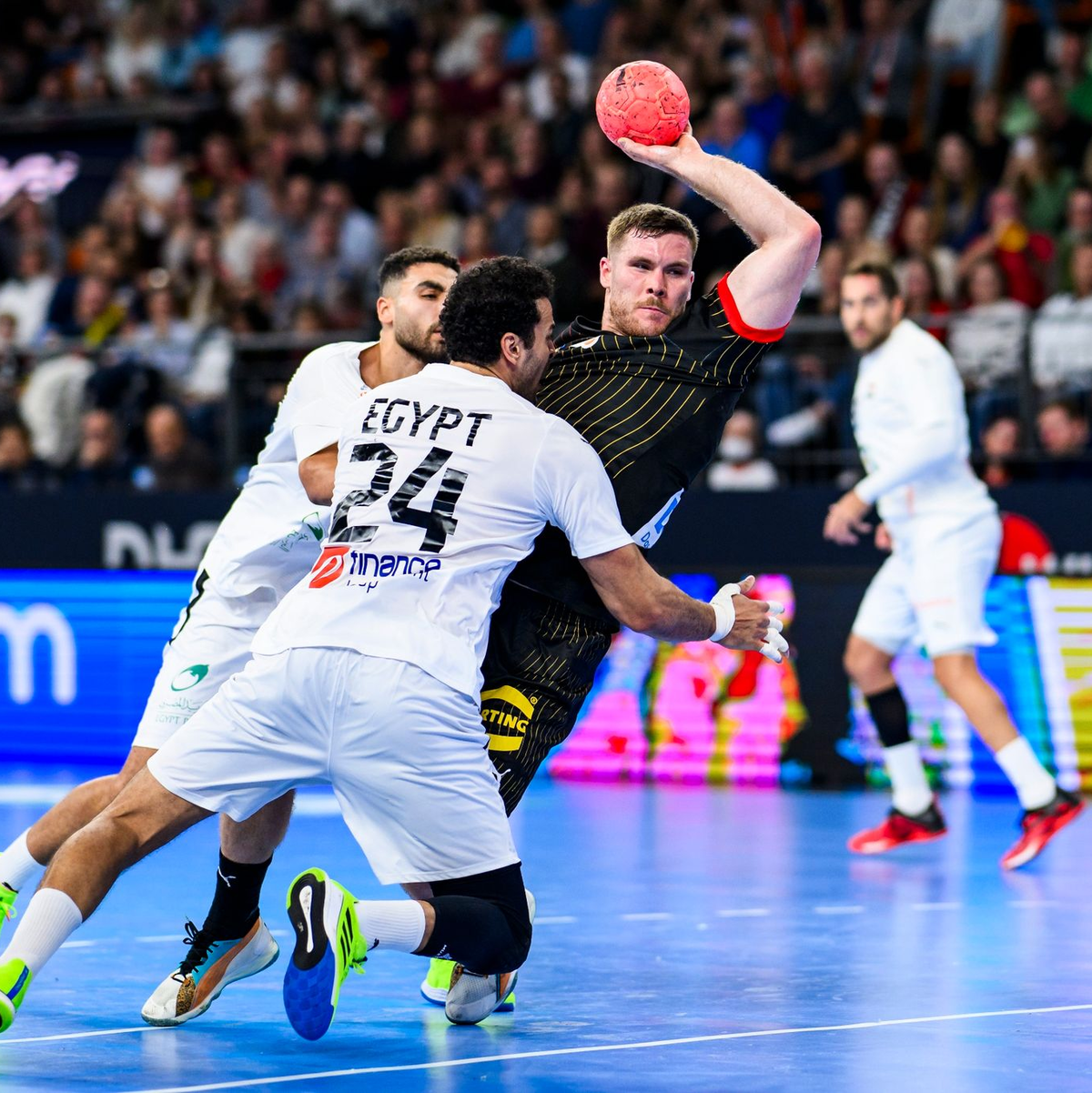 Das DHB-Team um Johannes Golla (r) trennte sich von Ägypten mit 31:31. - Foto: Tom Weller/dpa