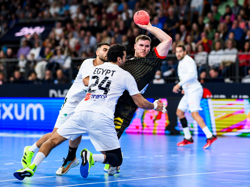 Das DHB-Team um Johannes Golla (r) trennte sich von Ägypten mit 31:31. - Foto: Tom Weller/dpa