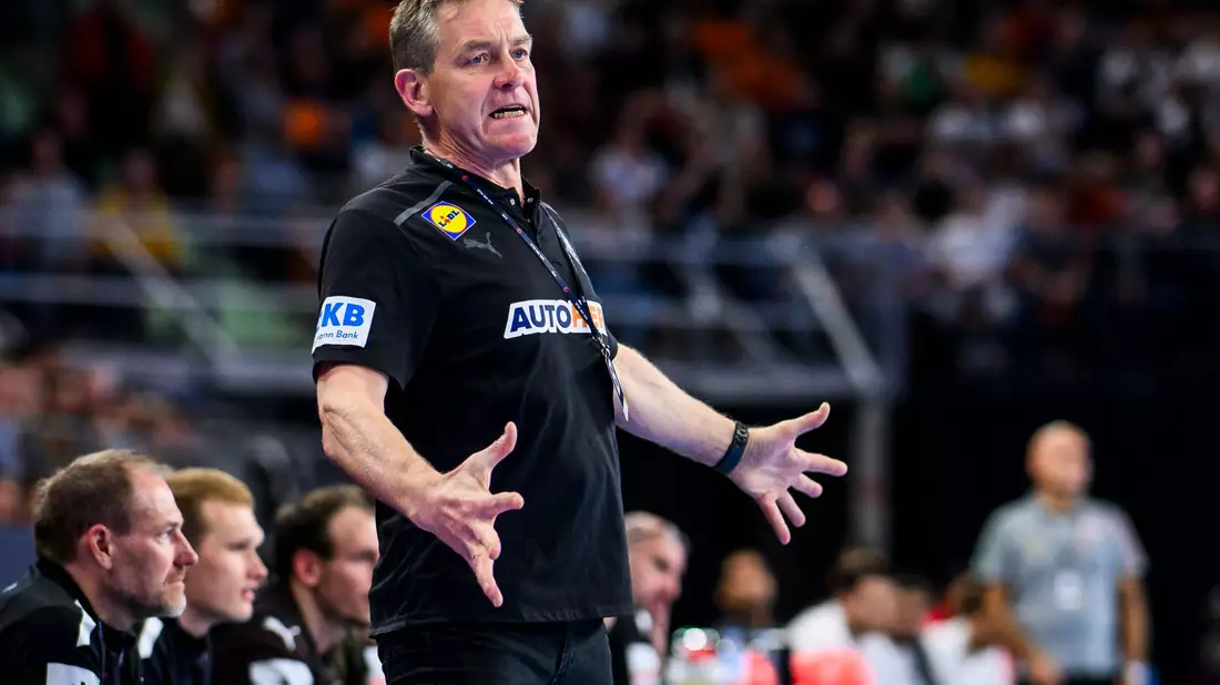 Bundestrainer Alfred Gislason will mit seinen Handballern ins EM-Halbfinale einziehen. - Bild: Tom Weller/dpa