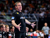 Handball-Bundestrainer Alfred Gislason trifft mit seinem Team im EM-Halbfinale auf Dänemark. - Foto: Tom Weller/dpa