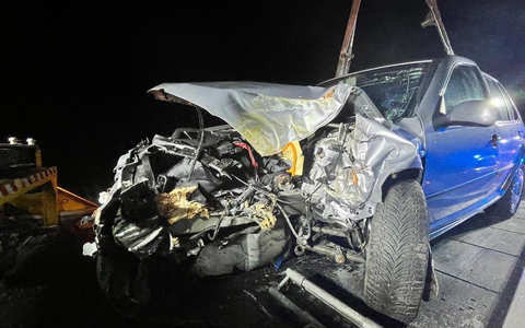 FFW Schiffdorf: Pkw kommt von Fahrbahn ab und prallt gegen Baum - Foto: presseportal.de