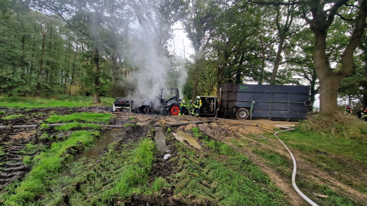FFW Schiffdorf: Traktor steht in Vollbrand - Feuerwehr steht vor schwieriger Löschwasserversorgung - Foto: presseportal.de