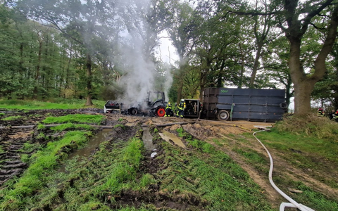 FFW Schiffdorf: Traktor steht in Vollbrand - Feuerwehr steht vor schwieriger Löschwasserversorgung - Foto: presseportal.de