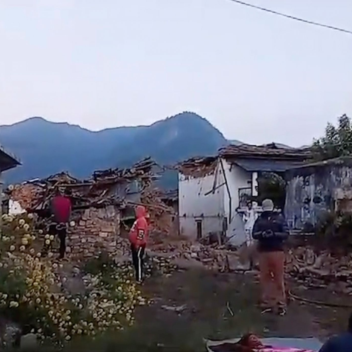 Ein starkes Erdbeben in Nepal kostet zahlreichen Menschen das Leben. - Foto: Sabin Dhamala/AP/dpa