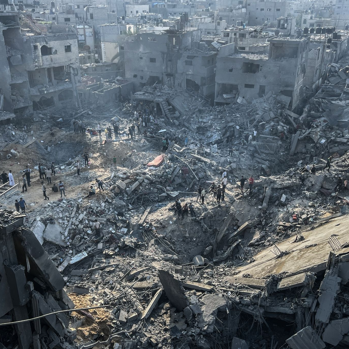 Die Gebäude, die bei einem israelischen Luftangriffen im Flüchtlingslager Dschabalia im nördlichen Gazastreifen getroffen wurden, liegen in Trümmern. - Foto: Fadi Wael Alwhidi/dpa