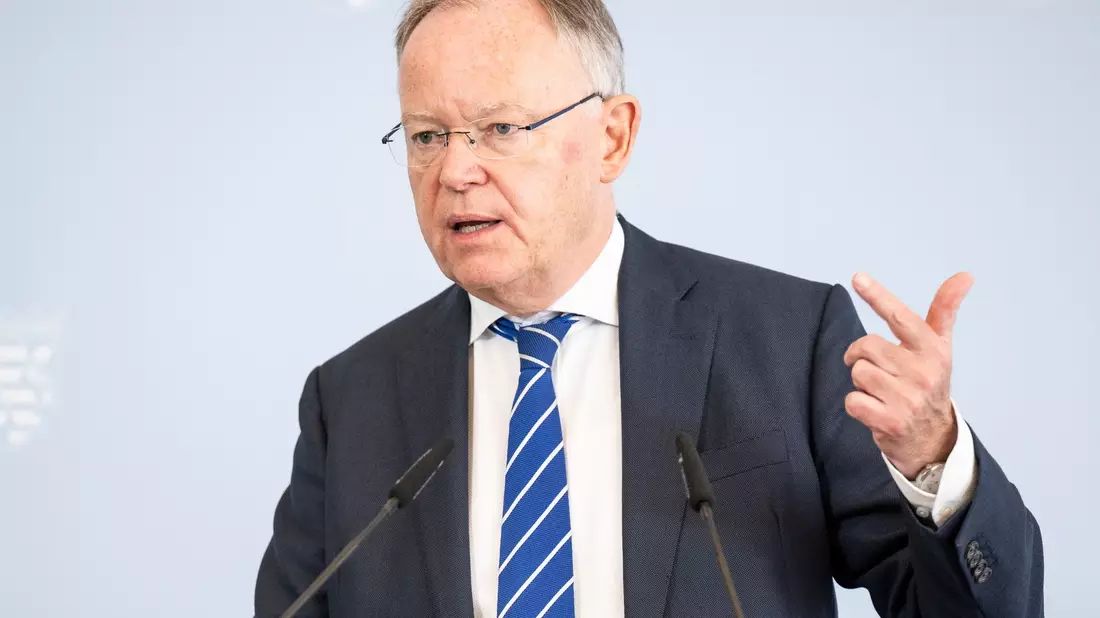 Niedersachsens Ministerpräsident Stephan Weil macht für die Finanzierung des Deutschlandtickets einen Lösungsvorschlag für das kommende Jahr. - Bild: Hannes P. Albert/dpa