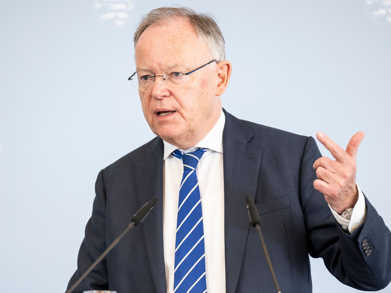 Niedersachsens Ministerpräsident Stephan Weil macht für die Finanzierung des Deutschlandtickets einen Lösungsvorschlag für das kommende Jahr. - Foto: Hannes P. Albert/dpa