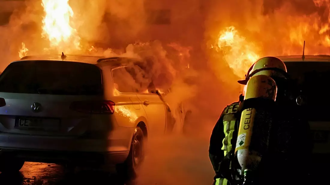 FW Celle: Garagenbrand, drei brennende PKW, unklare Feuermeldung und brennende Baustellentoilette - Einsatzreiche Nacht für die Feuerwehr Celle! - Bild: presseportal.de