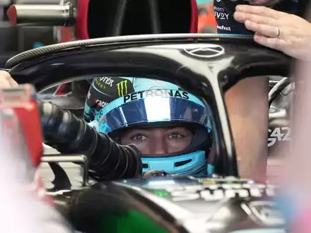 Mercedes-Pilot George Russell wird in Brasilien strafversetzt. - Foto: Toru Hanai/AP/dpa