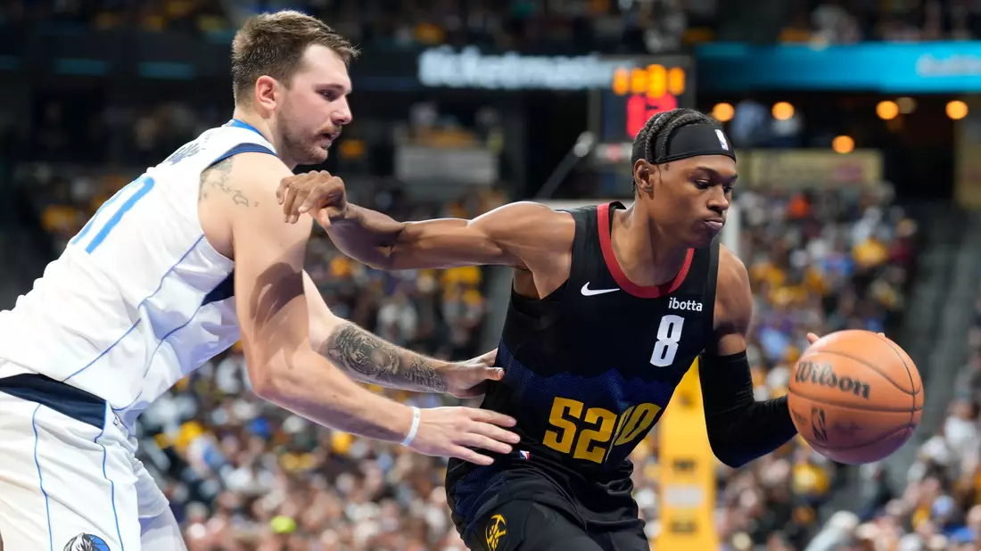 Luka Doncic (l) kassierte mit den Mavericks gegen Denver die erste Saisonniederlage. - Bild: David Zalubowski/AP/dpa