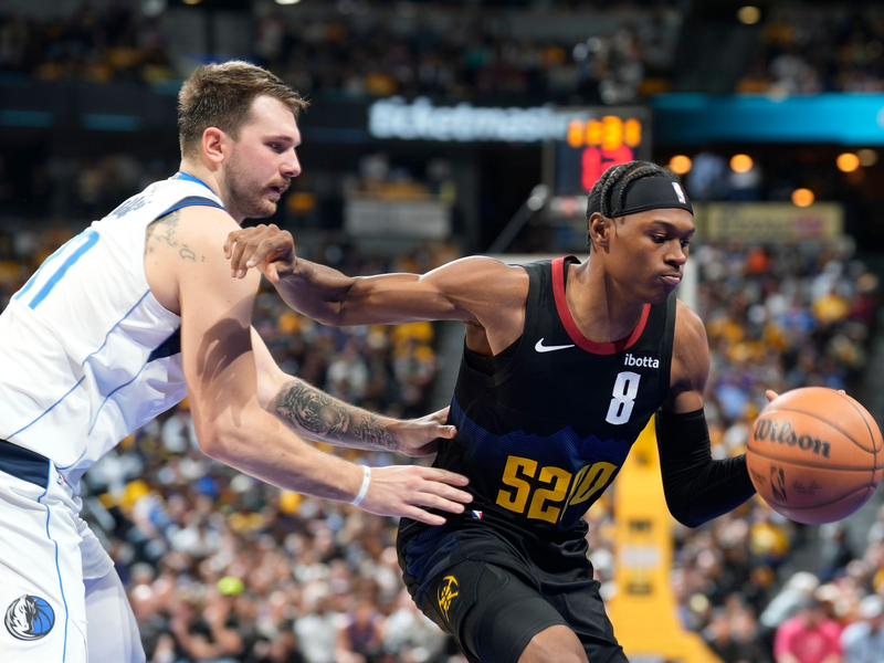 Luka Doncic (l) kassierte mit den Mavericks gegen Denver die erste Saisonniederlage. - Foto: David Zalubowski/AP/dpa