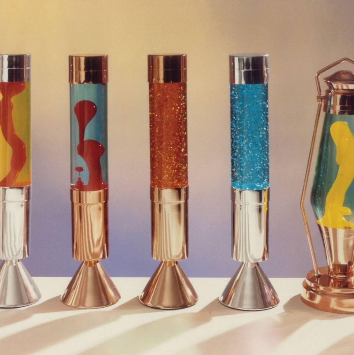 Vintage Modelle der Lavalampe von Mathmos: Heute hat die ungewöhnliche Leuchte Kult-Status. - Foto: --/Mathmos/dpa