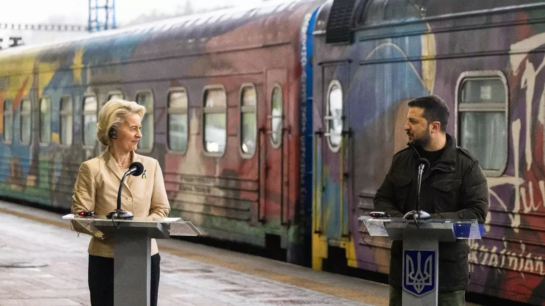 Ursula von der Leyen ist in Kiew eingetroffen. Empfangen wurde sie von Wolodymyr Selenskyj. - Bild: Philipp von Ditfurth/dpa