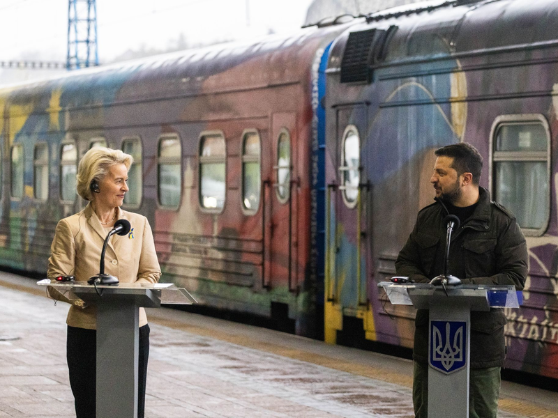 Ursula von der Leyen ist in Kiew eingetroffen. Empfangen wurde sie von Wolodymyr Selenskyj. - Foto: Philipp von Ditfurth/dpa