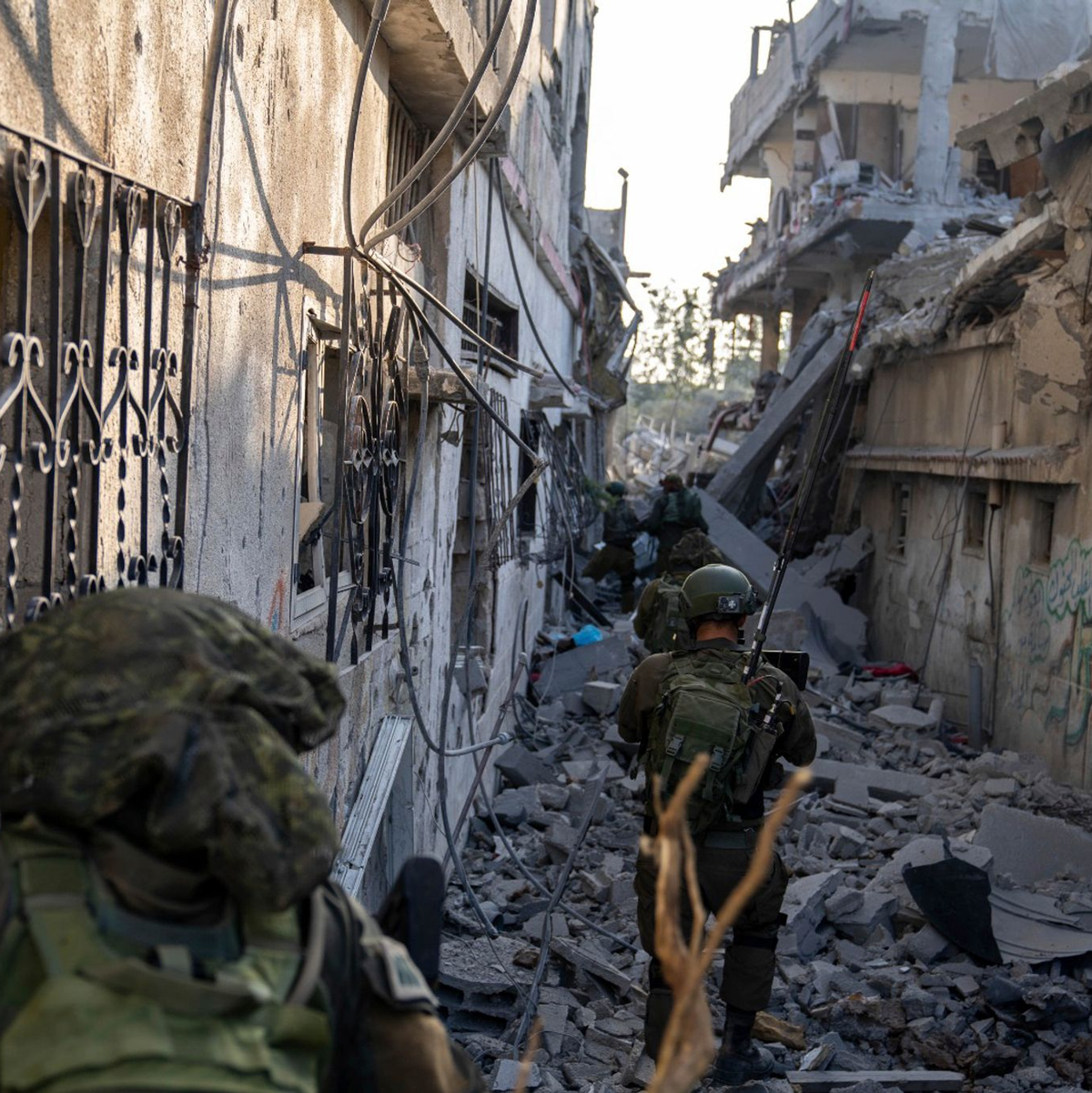 Israelische Soldaten gehen zwischen zerstörten Häusern: Israels Militär hat nach eigenen Angaben die Stadt Gaza umstellt. - Foto: HO/Israel Defense Forces/AP/dpa