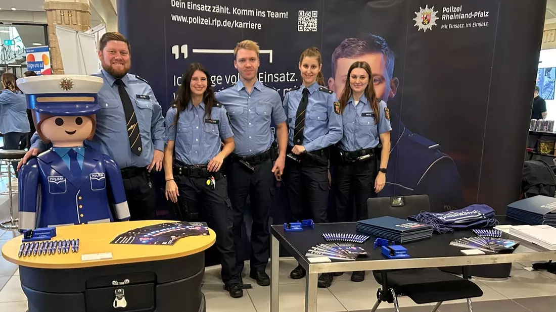 POL-PDLD: Katapult - Messe für Beruf und Bildung in der Jugendstil-Festhalle - Nachwuchswerber der Polizeidirektion Landau im Einsatz - Bild: presseportal.de