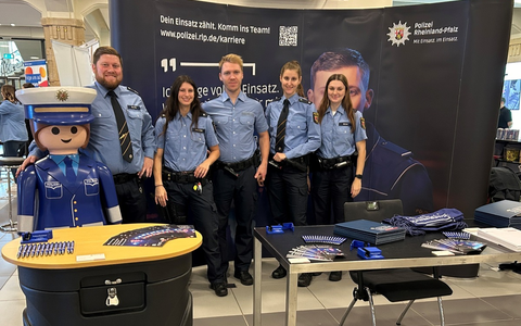 POL-PDLD: Katapult - Messe fĂĽr Beruf und Bildung in der Jugendstil-Festhalle - Nachwuchswerber der Polizeidirektion Landau im Einsatz - Foto: presseportal.de POL-PDLD: Katapult - Messe fĂĽr Beruf und Bildung in der Jugendstil-Festhalle - Nachwuchswerber der Polizeidirektion Landau im Einsatz - Foto: presseportal.de