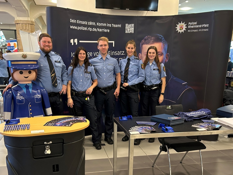 POL-PDLD: Katapult - Messe für Beruf und Bildung in der Jugendstil-Festhalle - Nachwuchswerber der Polizeidirektion Landau im Einsatz - Foto: presseportal.de