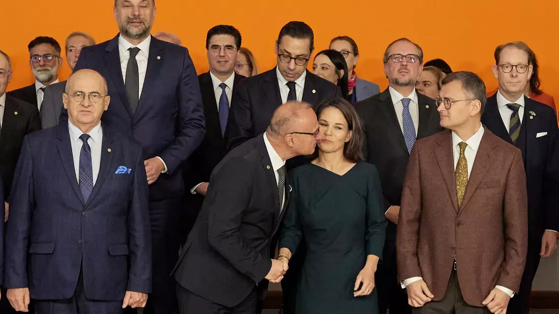 Der kroatische Außenminister Gordan Grli? Radman begrüßt Annalena Baerbock mit einen Kuss beim Gruppenbild im Rahmen der Europakonferenz in Berlin. - Bild: Joerg Carstensen/dpa