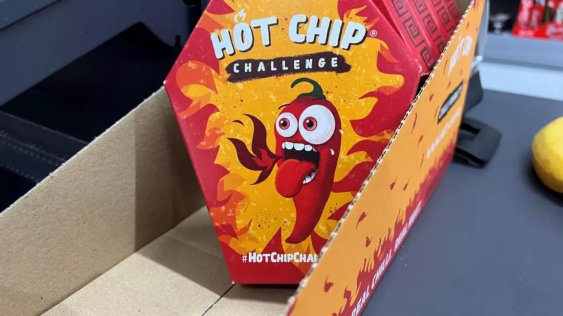 Aufgrund der «Hot Chip Challenge» mussten bereits mehrere Kinder und Jugendliche im Krankenhaus behandelt werden. - Bild: Doreen Garud/dpa