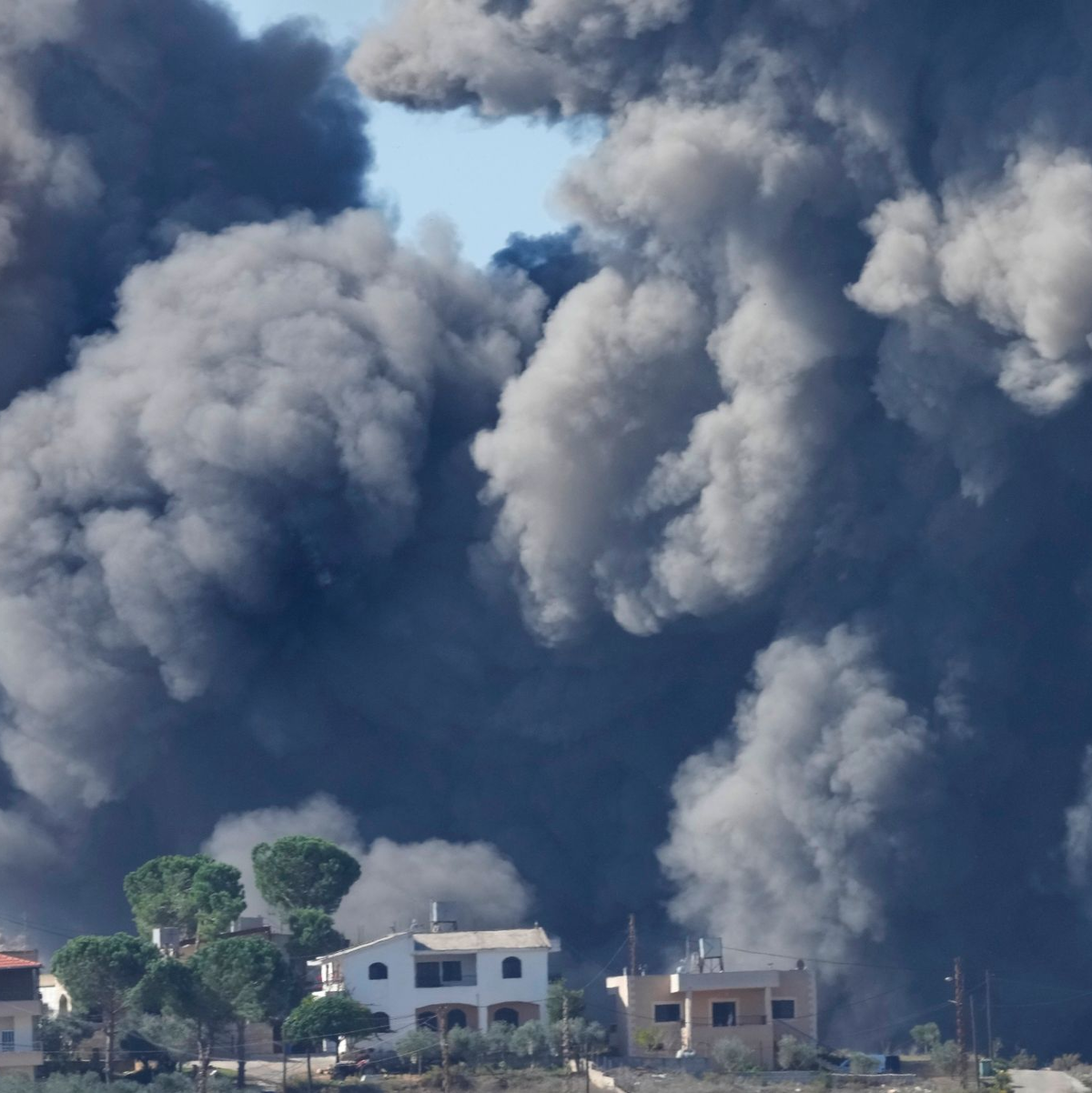 Am Rande der libanesischen Ortschaft Aita al-Shaab steigt Rauch auf. - Foto: Hussein Malla/AP/dpa