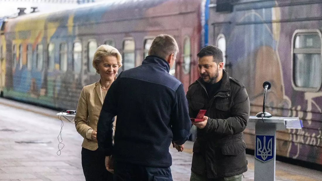 Ursula von der Leyen und Wolodymyr Selensky zeichnen einen Mitarbeiter der Bahn mit einer Medaille aus. - Bild: Philipp von Ditfurth/dpa
