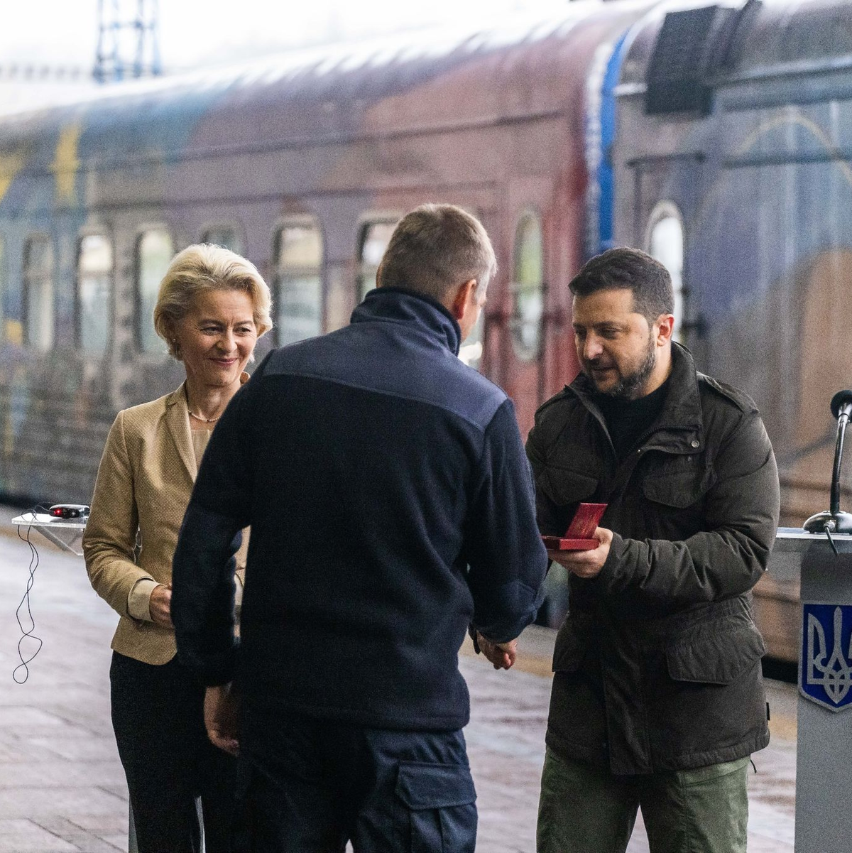 Ursula von der Leyen und Wolodymyr Selensky zeichnen einen Mitarbeiter der Bahn mit einer Medaille aus. - Foto: Philipp von Ditfurth/dpa